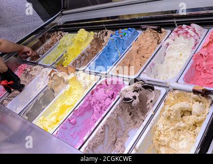 Femme servant de la crème glacée dans une confiserie Banque D'Images