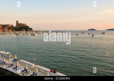 Vue imprenable sur le golfe de Poètes avec le château médiéval et l'archipel de Porto Venere en arrière-plan au coucher du soleil, Lerici, la Spezia, Italie Banque D'Images