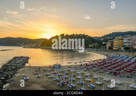 Vue panoramique sur la plage de sable de la destination touristique au coucher du soleil, San Terenzo, Lerici, la Spezia, Ligurie, Italie Banque D'Images