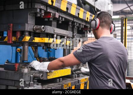 Industrie des pièces automobiles au Maroc. Un employé d'une compagnie d'automobile fait ses affaires Banque D'Images