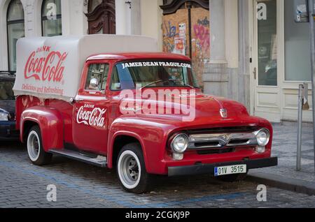 Camion rouge rétro Ford F-100 avec inscription publicitaire Coca Cola à bord dans les rues de Prague, République Tchèque Banque D'Images