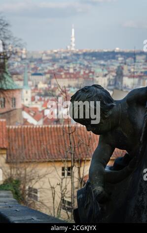 A UNE sculpture dominant la vue de l'ancienne ville de Prague, République tchèque Banque D'Images