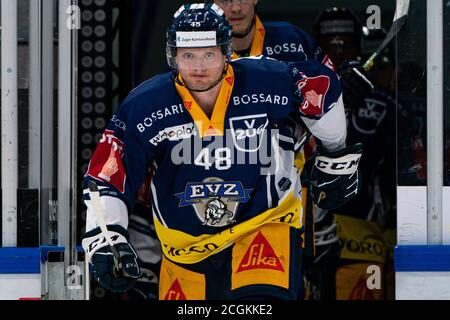 Carl Klingberg # 48 (EV Zug) pendant la préparation de la Ligue nationale de hockey sur glace entre EV Zug et HC Davos le 09/11/2020 dans le Bossard Arena à Zug. Crédit: SPP Sport presse photo. /Alamy Live News Banque D'Images