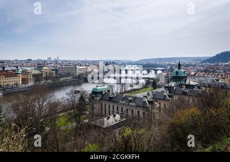 Une série de ponts au-dessus de la rivière Moldava le long de la ville de Prague, République tchèque Banque D'Images