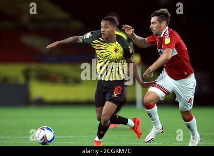 Joao Pedro de Watford (à gauche) et Grant Hall de Middlesbrough se battent pour le ballon lors du match de championnat Sky Bet à Vicarage Road, Watford. Banque D'Images