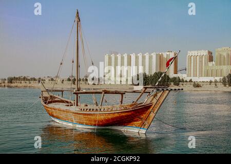 Les bateaux traditionnels appelés dhows sont ancrés dans le port à proximité Musée du parc d'art islamique Banque D'Images
