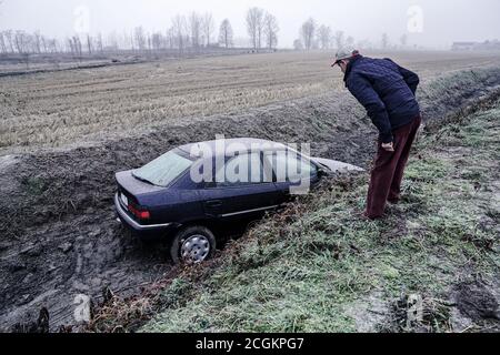 mortara - 01/13/2017 : la voiture s'est retrouvé dans un fossé à cause de la glace Banque D'Images