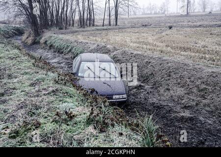 mortara - 01/13/2017 : la voiture s'est retrouvé dans un fossé à cause de la glace Banque D'Images