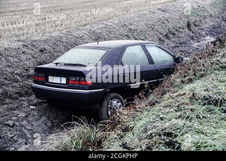 mortara - 01/13/2017 : la voiture s'est retrouvé dans un fossé à cause de la glace Banque D'Images