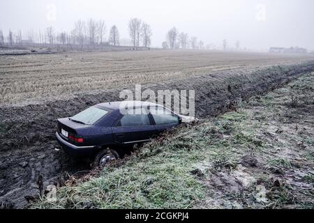 mortara - 01/13/2017 : la voiture s'est retrouvé dans un fossé à cause de la glace Banque D'Images