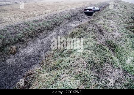 mortara - 01/13/2017 : la voiture s'est retrouvé dans un fossé à cause de la glace Banque D'Images