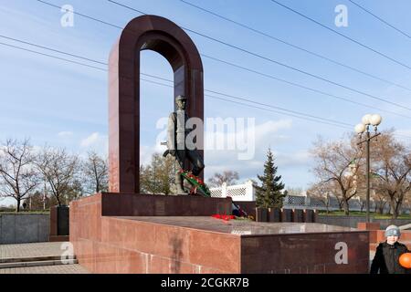 Monument aux soldats-internationalistes sur la rue Igarskaya de la ville de Krasnoyarsk au printemps. Architecte S.Gerashchenko, sculpteur B.Musat. Banque D'Images