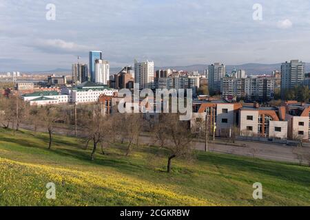 Vue sur le quartier central de la ville de Krasnoyarsk De la montagne Poklonnaya dans l'après-midi de printemps Banque D'Images