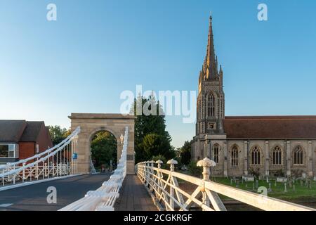 Marlow, un marché pittoresque de Buckinghamshire, Angleterre, Royaume-Uni, sur la Tamise. Le pont suspendu et l'église de la Toussaint Banque D'Images