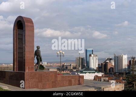 Monument aux soldats-internationalistes se dresse sur le fond de la ville de Krasnoyarsk. Banque D'Images