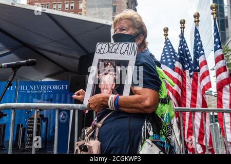 Un membre de la famille tient la photo du pompier FDNY George Cain, qui est décédé lors des attaques terroristes du 11 septembre 2001, lors d'un mémorial de 9/11 à Zuccotti Park, à New York, le 11 septembre 2020. (Photo de Gabriele Holtermann/Sipa USA) crédit: SIPA USA/Alay Live News Banque D'Images