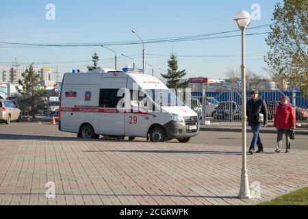 Une ambulance blanche est arrivée sur appel et attend le patient dans le district nord de Krasnoyarsk, près du parking à l'automne Banque D'Images