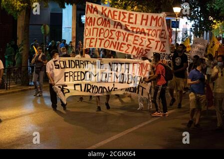 Athènes, Grèce. 11 septembre 2020. Les manifestants brandissent des bannières et crient des slogans pro-réfugiés alors qu’ils marchent vers le Parlement. Plus de trois mille personnes sont descendues dans la rue pour exprimer leur solidarité avec les réfugiés et les migrants exigeant des frontières ouvertes et l'élimination de ce qu'ils considèrent comme des camps de concentration. Credit: Nikolas Georgiou/ZUMA Wire/Alamy Live News Banque D'Images