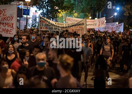 Athènes, Grèce. 11 septembre 2020. Les manifestants brandissent des bannières et crient des slogans pro-réfugiés alors qu’ils marchent vers le Parlement. Plus de trois mille personnes sont descendues dans la rue pour exprimer leur solidarité avec les réfugiés et les migrants exigeant des frontières ouvertes et l'élimination de ce qu'ils considèrent comme des camps de concentration. Credit: Nikolas Georgiou/ZUMA Wire/Alamy Live News Banque D'Images