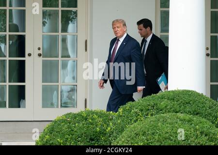 Washington, États-Unis d'Amérique. 11 septembre 2020. Le président des États-Unis Donald J. Trump se rend au bureau ovale avec John David McEntee II, directeur du bureau du personnel présidentiel de la Maison Blanche après avoir assisté à une célébration du 19 e anniversaire du Monument commémoratif national du vol 93 à Shanksville, Pennsylvanie.Credit: Chris Kleponis/Pool via CNP | usage Worldwide Credit: dpa/Alay Live News Banque D'Images