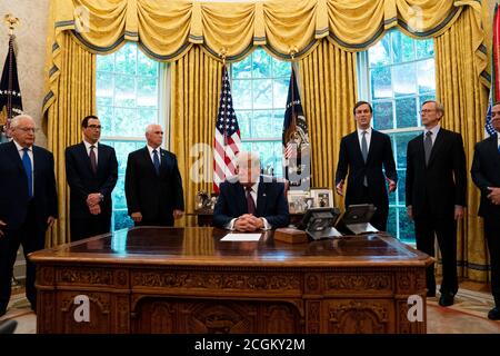 Le président des États-Unis Donald J. Trump s’adresse aux journalistes, après l’annonce de la normalisation des relations entre Bahreïn et Israël, dans le bureau ovale de la Maison Blanche à Washington DC le 11 septembre 2020. De gauche à droite : David Friedman, ambassadeur des États-Unis en Israël, Steven T. Mnuchin, secrétaire américain au Trésor, Mike Pence, vice-président des États-Unis, Jared Kushner, assistant du président et conseiller principal, et Brian Hook, ancien représentant spécial des États-Unis pour l'Iran et conseiller principal du secrétaire d'État. Anna Moneymaker/Pool via CNP/MediaPunch Banque D'Images