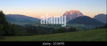 Enns Valley avec le mont Grimming au lever du soleil, Styrie, Alpes, Autriche Banque D'Images