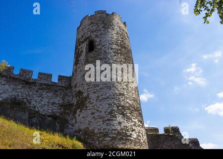 Vue panoramique sur la tour et le mur du château de Bezdez en République tchèque. Banque D'Images