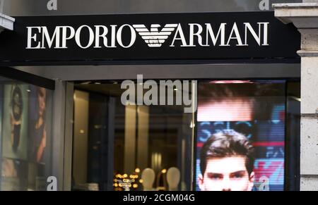 Tourisme à la place d'Espagne (Piazza di Spagna). Entrée et fenêtre du magasin de détail Emporio Armani. Grand écran LED (TV) montrant le visage du modèle mâle Banque D'Images