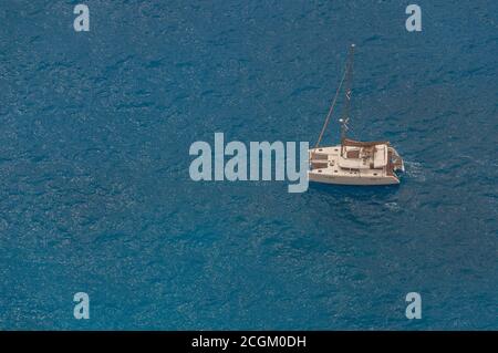 Catamaran naviguant sur une mer turquoise, île de Zakynthos, Grèce Banque D'Images