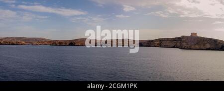 La côte de l'île de Comino, Malte dans la mer Méditerranée Banque D'Images