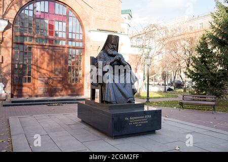 Monument à la rue Luka Voyno-Yasenetsky devant la paroisse du Temple de Saint Jean le Forerunner (1890) à l'automne. Banque D'Images