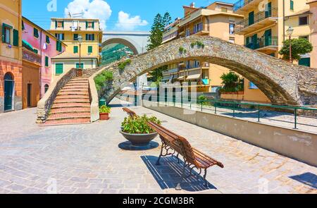 Vue sur la ville de Bogliasco près de Gênes le jour d'été ensoleillé, Italie. Paysage urbain italien Banque D'Images