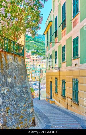 Rue pittoresque menant à la plage dans la ville de Bogliasco près de Gênes, Italie. Paysage italien Banque D'Images