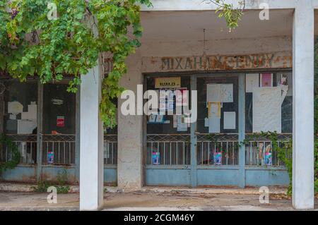 ZAKYNTOS, GRÈCE - 13 SEPTEMBRE 2019 : façade d'un ancien magasin abandonné dans un village insulaire Banque D'Images