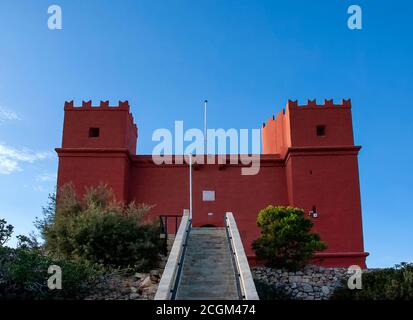 La Tour Saint Agatha (également connue sous le nom de fort Rouge) Vue sur Mellieha à Malte Banque D'Images