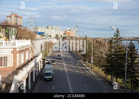 Des voitures descendent la rue Dubrovinsky le long de la rivière Yenisei dans la ville de Krasnoyarsk. Russie. Banque D'Images