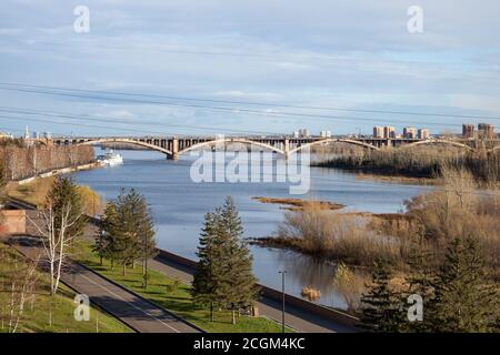 Vue sur le pont communal auto-piétonnier (1961) au-dessus de la rivière Yenisei dans la ville de Krasnoyarsk. Russie. Banque D'Images