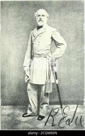 . L'histoire photographique de la guerre civile : des milliers de scènes photographiées 1861-65, avec le texte de nombreuses autorités spéciales . COPYRIGHT, 1911, REVIEW OF REVH; ■ LKE IN 63—EVERY INCH A SOLDIER The words of General Charles Francis Adams arc fittly corroboré par cette magnifique ressemblance, prise par Vannerson of Richmond in isn:&gt;.when Lee était à l'accentuation de la puissance militaire. Il porte une main-une épée et de la guilde présenté t bim par les dames f Baltimore juste auparavant. Certaines des dames de Richmond avaient fait un ensemble de tourbillons pour leur héros, et lui ont demandé un portrait de liis sur l'une de ses visites Tor Banque D'Images