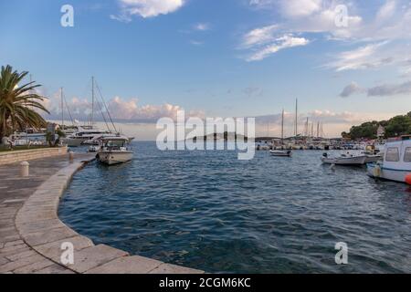 Hvar/ Croatie-9 août 2020: Vue magnifique sur le port de la ville de Hvar sur les îles au-delà de la côte sous le magnifique ciel de coucher de soleil Banque D'Images