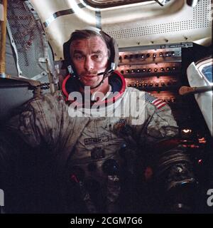 (12 décembre 1972) --- L'astronaute Eugene A. Cernan, commandant d'Apollo 17, est photographié à l'intérieur du module lunaire sur la surface lunaire après la deuxième activité extravéhiculaire (EVA) de sa mission. La poussière lunaire Note sur son costume. Banque D'Images