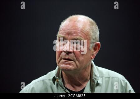 Dresde, Allemagne. 26 mai 2008. L'acteur Dieter Mann se trouve devant la scène de répétition du Staatsschausspiel à Dresde, lors d'une répétition conceptuelle du « roi Lear » de William Shakespeare. Dieter Mann a reçu le Prix d'intérim allemand pour son travail de vie sur 11.09.2020. Le prix est décerné par l'Association fédérale allemande du théâtre (BFF) depuis 2012. Credit: Ralf Hirschberger/dpa-Zentralbild/dpa/Alay Live News Banque D'Images