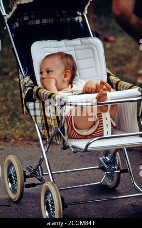 Jeune sur une poussette vous attend sa famille à New Ulm Minnesota ca. 1975 Banque D'Images