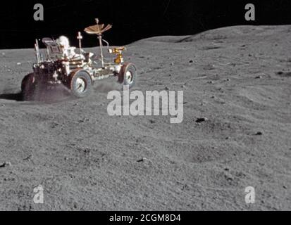 (21 avril 1972) --- Le Rover lunaire (LRV) reçoit un entraînement de vitesse par l'astronaute John W. Young dans le 'Grand Prix' exécuter pendant la première Apollo 16 activité extravéhiculaire (EVA) à l'atterrissage de Descartes. Banque D'Images