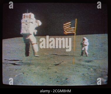 (21 avril 1972) --- L'astronaute John W. Young, commandant de la mission Apollo 16 lunar landing, bondit de la surface lunaire alors qu'il salue le drapeau des États-Unis, au cours de la première Apollo 16 activité extravéhiculaire (EVA) sur la lune. Banque D'Images