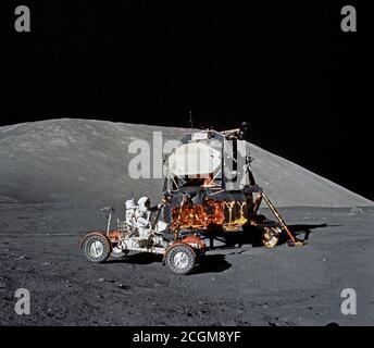 (11 décembre 1972) --- L'astronaute Eugene A. Cernan, commandant de la mission Apollo 17, fait une courte commander du Rover lunaire au cours de la première partie de la première Apollo 17 activité extravéhiculaire (EVA) à l'atterrissage de Taurus-Littrow. Banque D'Images