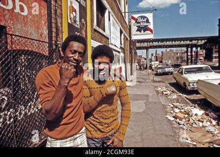 1974 - les hommes afro-américains en face d'un bar dans le Ghetto de Chicago sur le côté sud. Banque D'Images