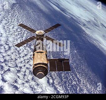 Cette vue de Skylab en orbite a été prise par le Skylab 4 (la dernière mission Skylab) de l'équipage. (Superficie cultivée à partir de la droite) Banque D'Images