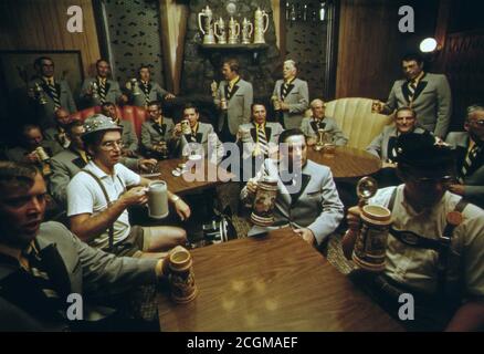 Les membres de la Concord Singers boire de la bière à la Turner Club à New Ulm, Minnesota. Comme ils pratiquent chansons allemandes ca. 1975 Banque D'Images