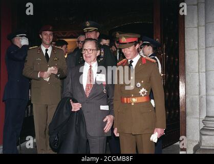 Le Prince Philippe de Belgique, l'Ambassadeur du Luxembourg, et le Prince Henri de Luxembourg quitter les services d'église honorant ceux perdus à la Bataille des Ardennes, il y a 50 ans. Banque D'Images