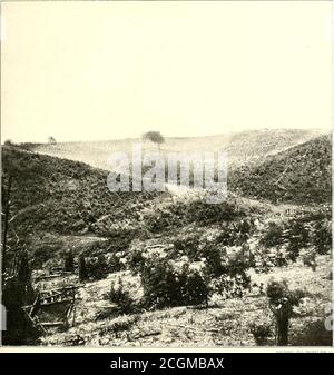 . L'histoire photographique de la guerre civile : en dix volumes . VUE À DISTANCE DU CAMP DE PRISONNIERS CONFÉDÉRÉS DE BELLE PLAINE, MAI, 1864 sa photo a été prise juste après la campagne de Spotsylvania, au cours de laquelle Grant a perdu trente-six mille hommes dans des occasionnels-ies, mais a capturé plusieurs milliers de confédérés, dont une partie semble occuper ce camp de prison. Un petit ruisseau tortueux a broué la fente dans les collines. Près du centre de la photo, un petit pont qui le recouvre peut être décrit. Plus à droite se trouve un groupe de soldats de l'Union. La scène est sur la ligne de communication de Belle Plain Banque D'Images